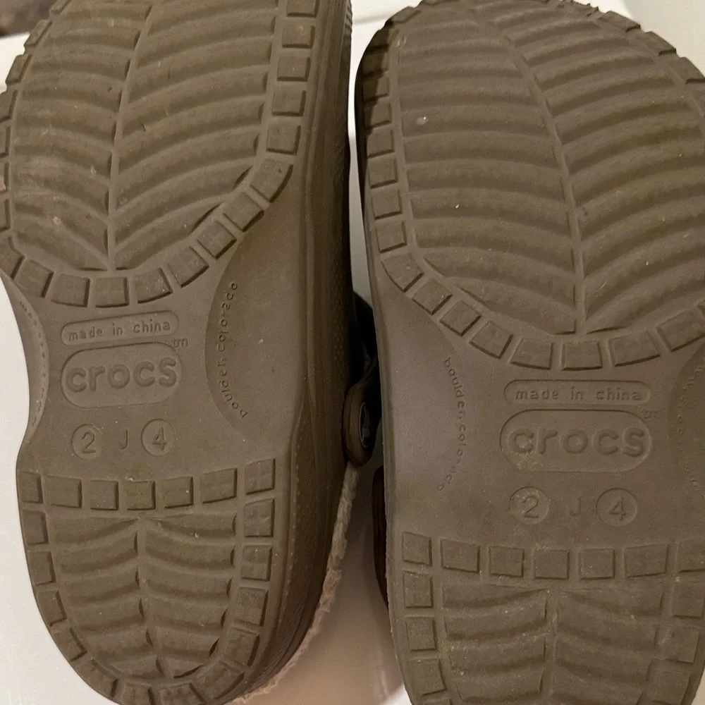 CROCS Kids clogs  in Warm Brown size 4